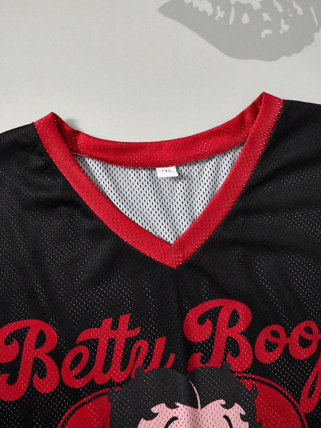 Betty Boop mesh jersey in black and red with v-neck and cartoon print, polyester